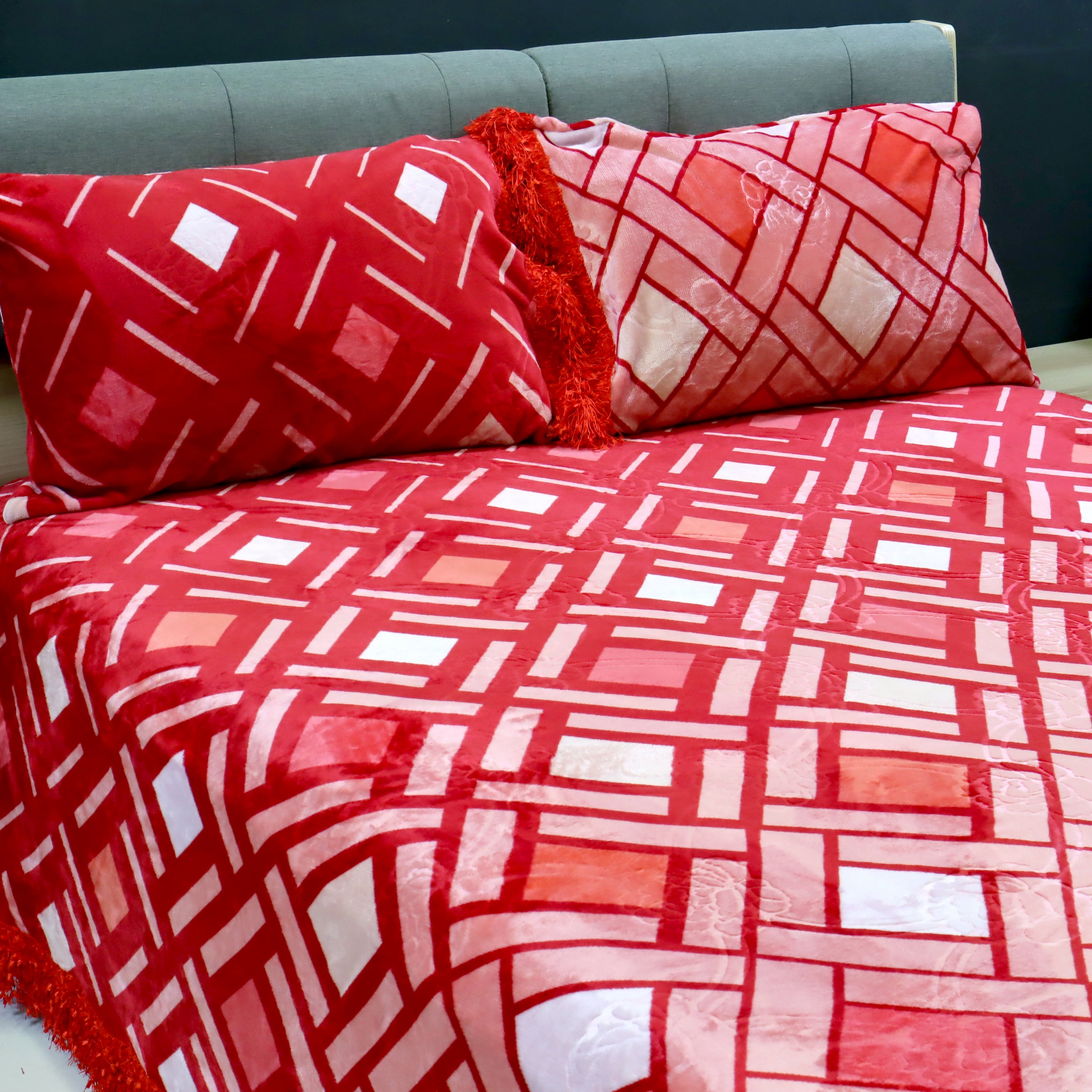 Fluffy 3 Pieces Bed Set- Red Ascents